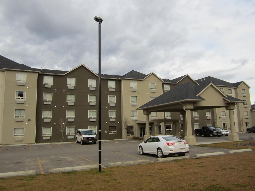 Trend Mountain Hotel & Conference Centre Tumbler Ridge Exterior photo